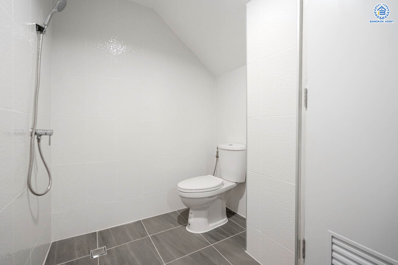 บ้านมือสองตกแต่งใหม่ โครงการ ธนาสิริ รัตนาธิเบศร์ เนื้อที่ 54.7 ตร.ว. ดีไซน์ตอบทุกไลฟ์สไตล์ ฟังก์ชัน 3 ห้องนอน 3 ห้องน้ำ จอดรถได้ 1 คัน บนทำเลติดถนนรัตนาธิเบศร์ เชื่อมต่อหลายเส้นทาง ใกล้รถไฟฟ้าสายสีม่วง "สถานีบางรักใหญ่" และจุดขึ้นทางด่วน "ศรีรัช"